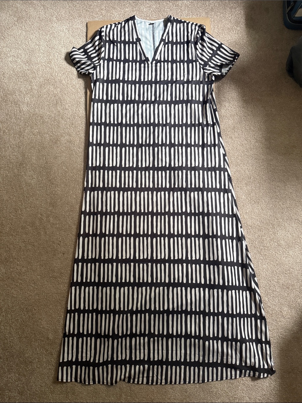 Women’s Black and White Patterned V-Neck Maxi Dress